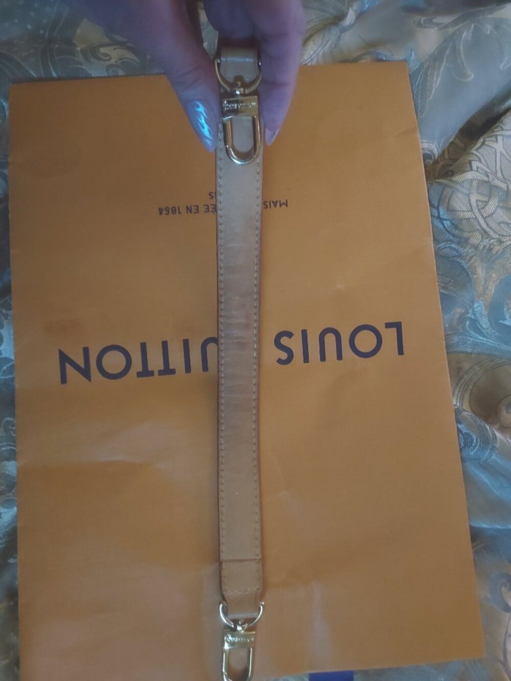 LOUIS VUITTON VACHETTA GOLD TONE CLASPS HAND LEATHER STRAP 14-3/4"